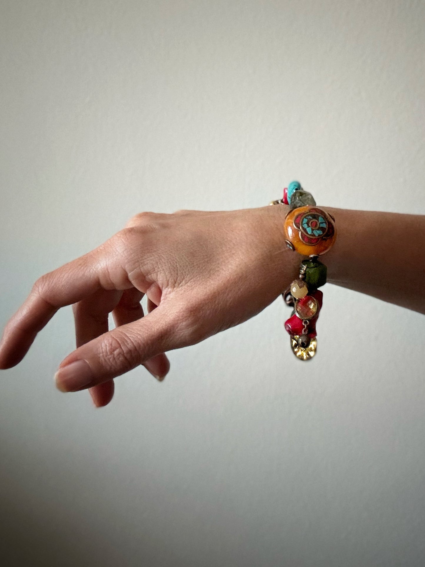 Bracciale Multicolore con Pietre Miste e Ciondoli - Modello 01