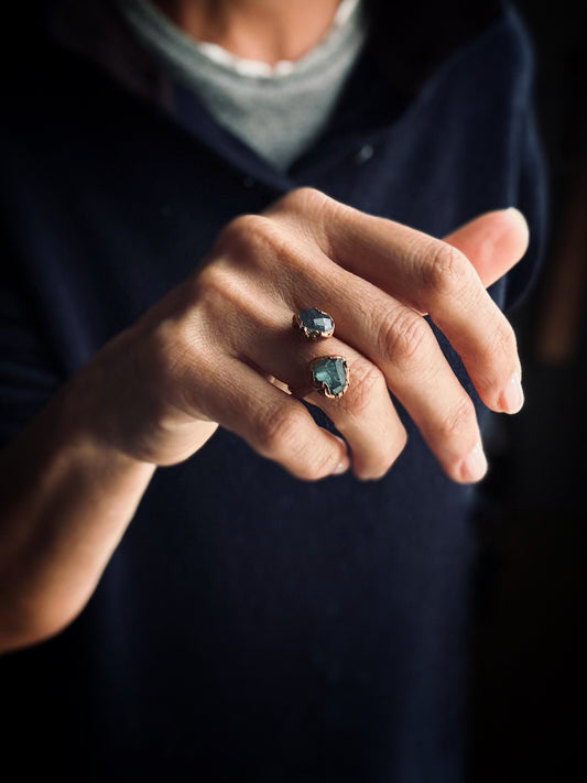 Anello aperto regolabile con cuori di labradorite mis.6-7