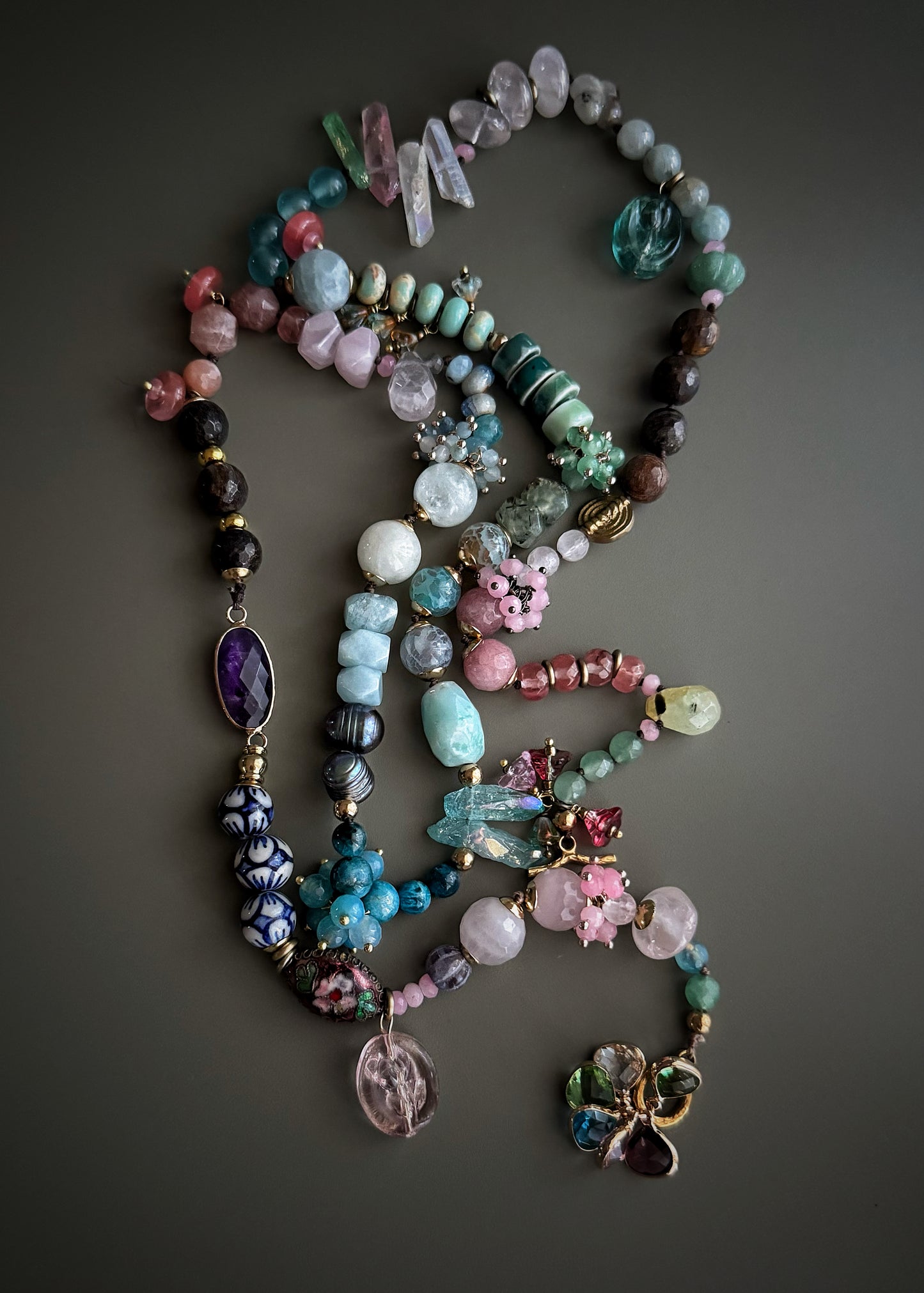 Long necklace with pastel-colored stones - Model 08