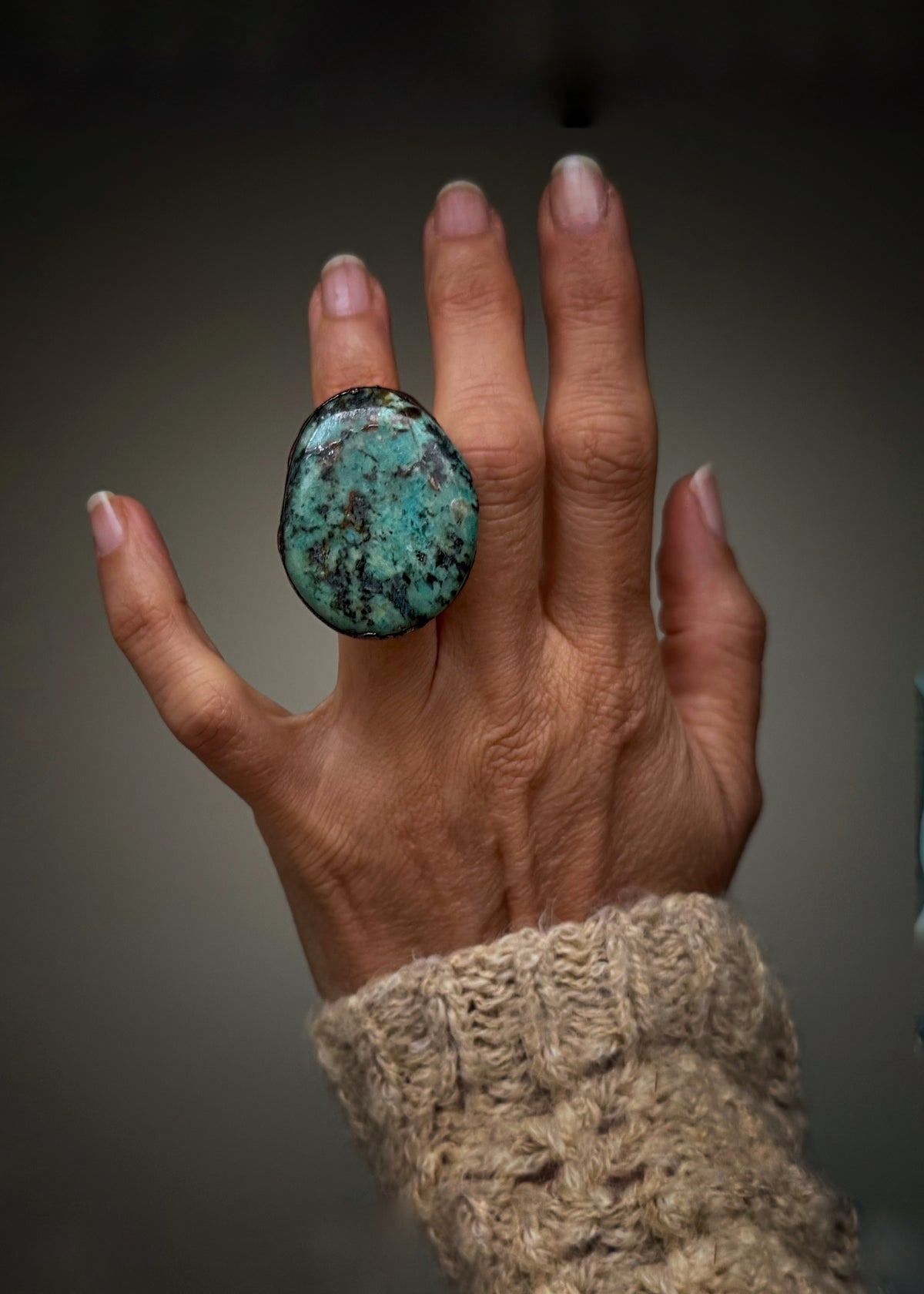 Anello con turchese africano verde-azzurro e screziature scure