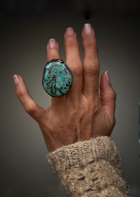 Anello con turchese africano verde-azzurro e screziature scure