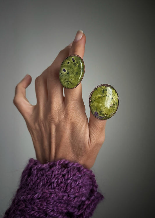 Anello ovale in rame con Ruby Zoisite — Misure 7 e 9 US