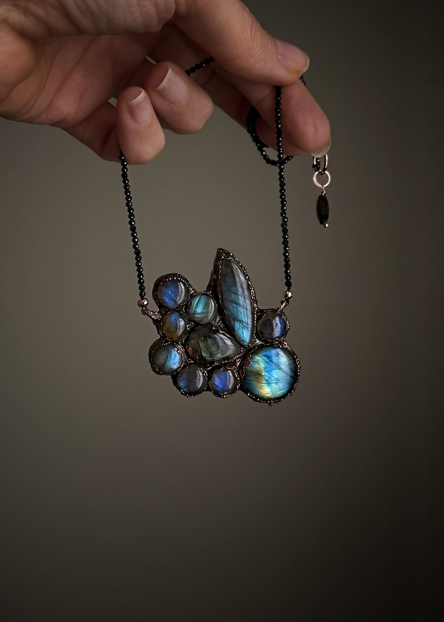 Girocollo con Labradorite e Spinello Nero - Gioiello Unico in Rame Brunito