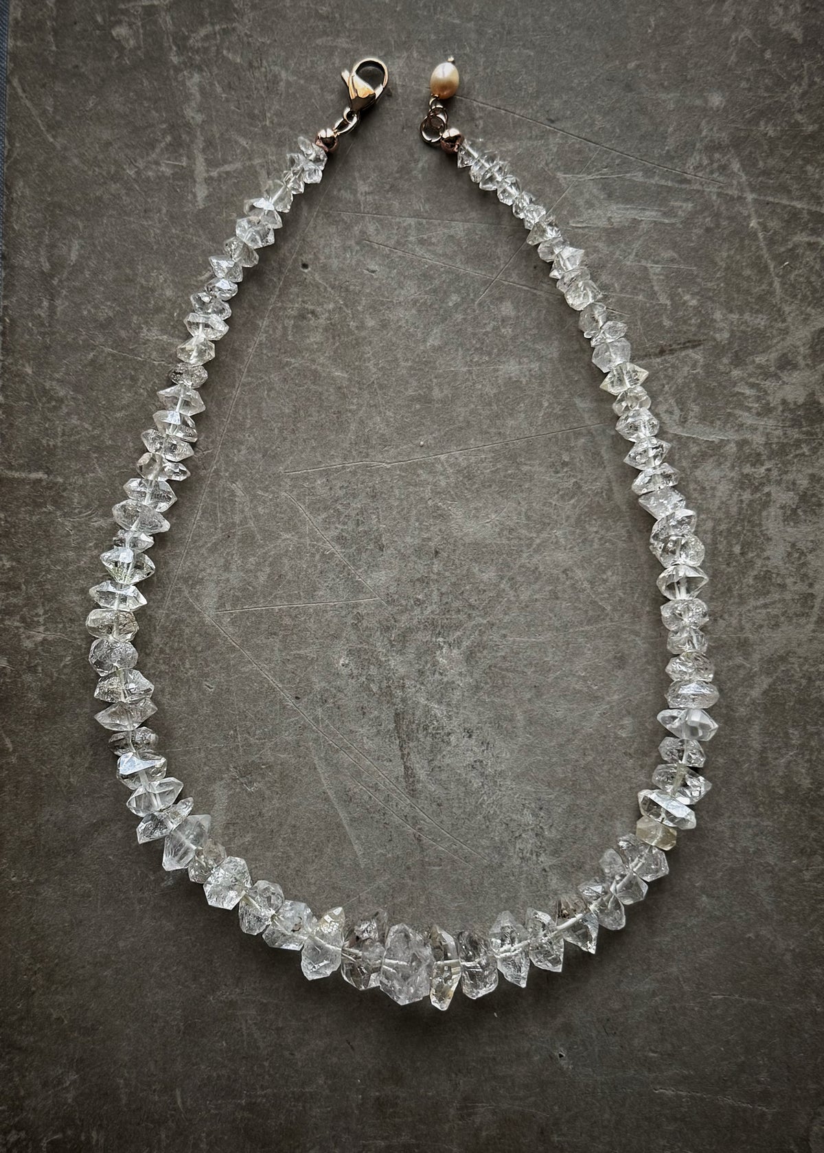 Girocollo con quarzi Herkimer a scalare e chiusura in oro rosa - Ebbijoux