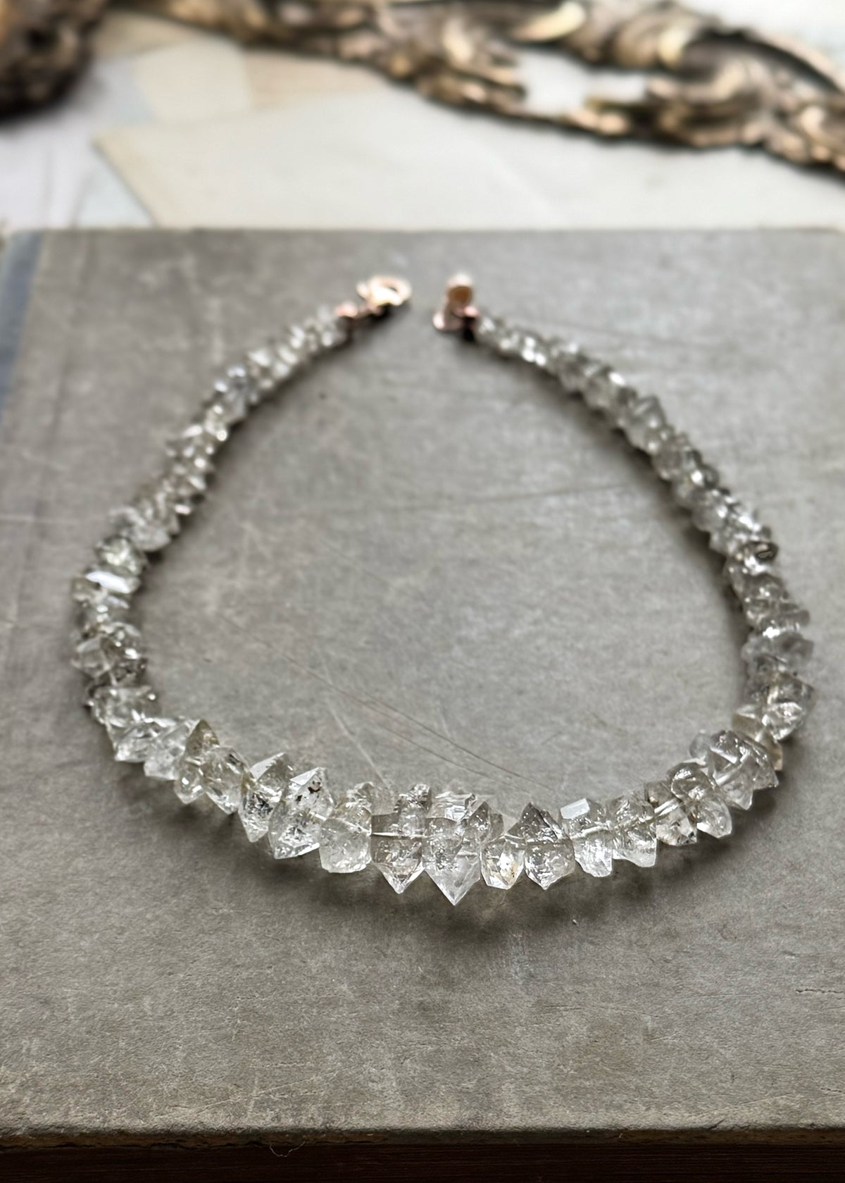 Girocollo con quarzi Herkimer a scalare e chiusura in oro rosa - Ebbijoux