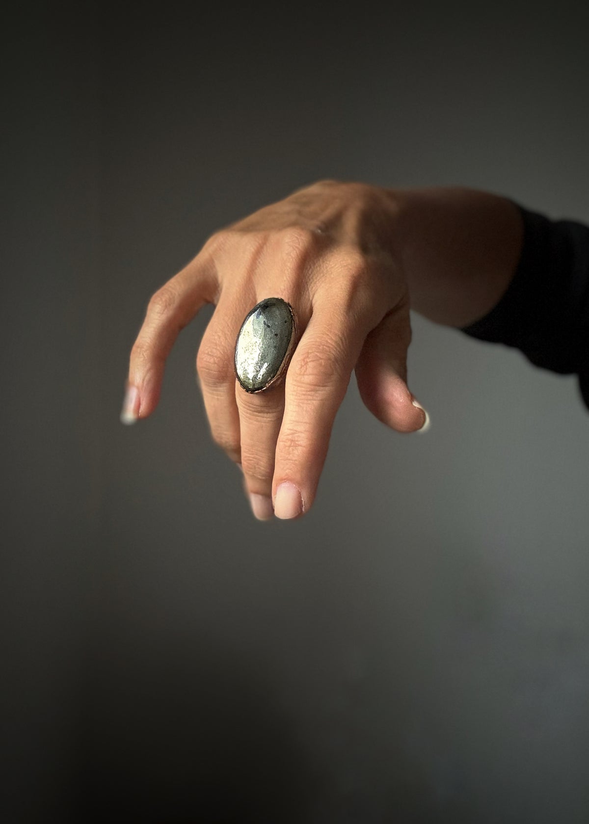 Anello in rame con pirite ovale — Misura 8 US