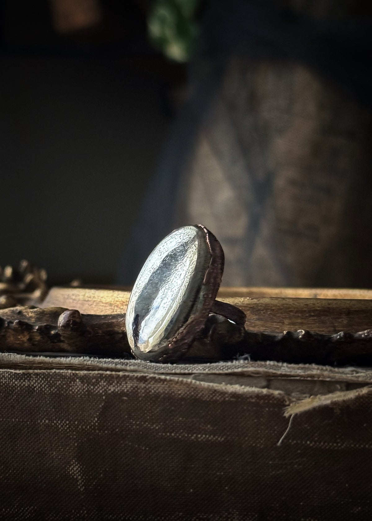 Anello in rame con pirite ovale — Misura 8 US