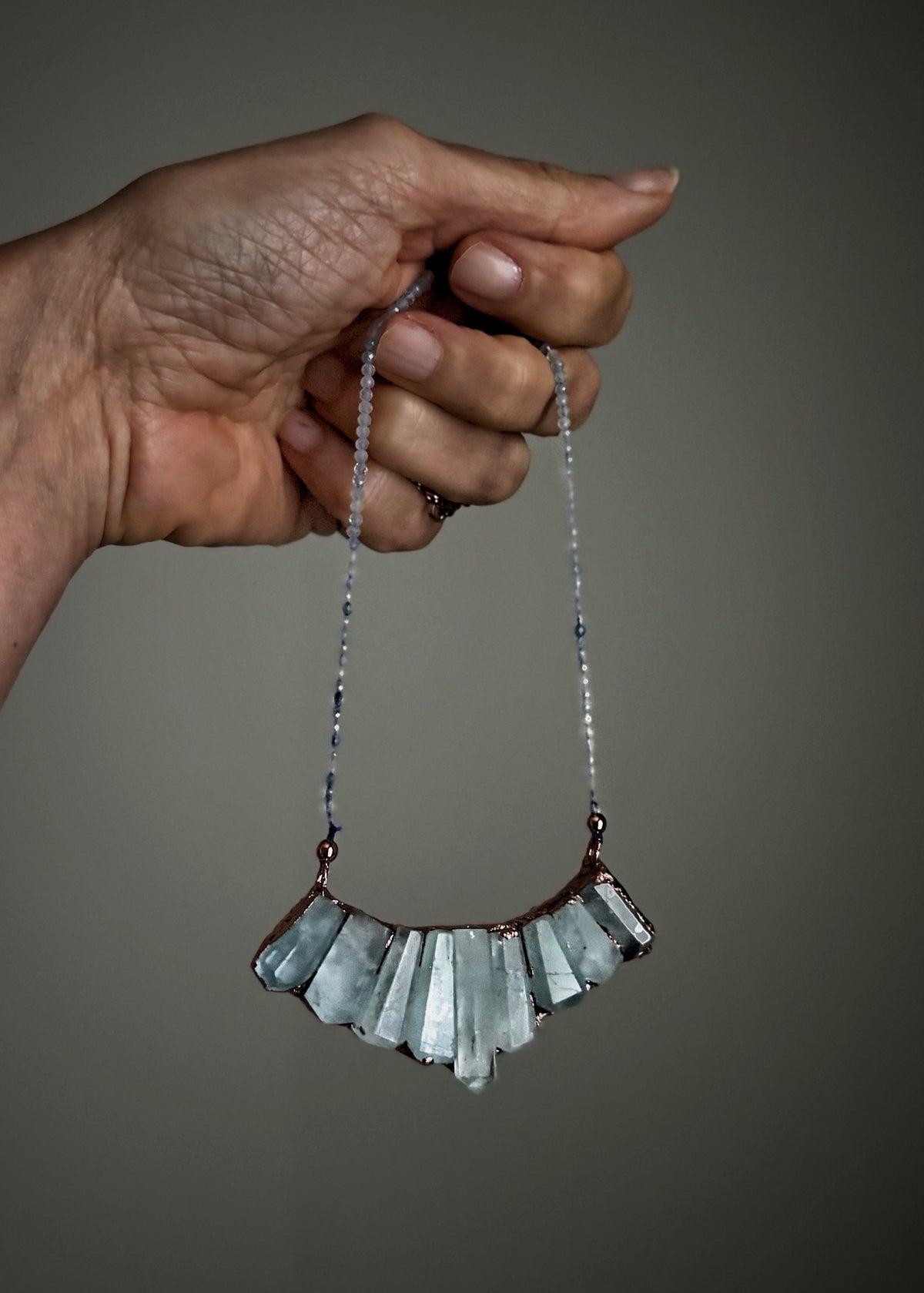 Collana in acquamarina con ciondolo scultoreo in rame - Pezzo unico