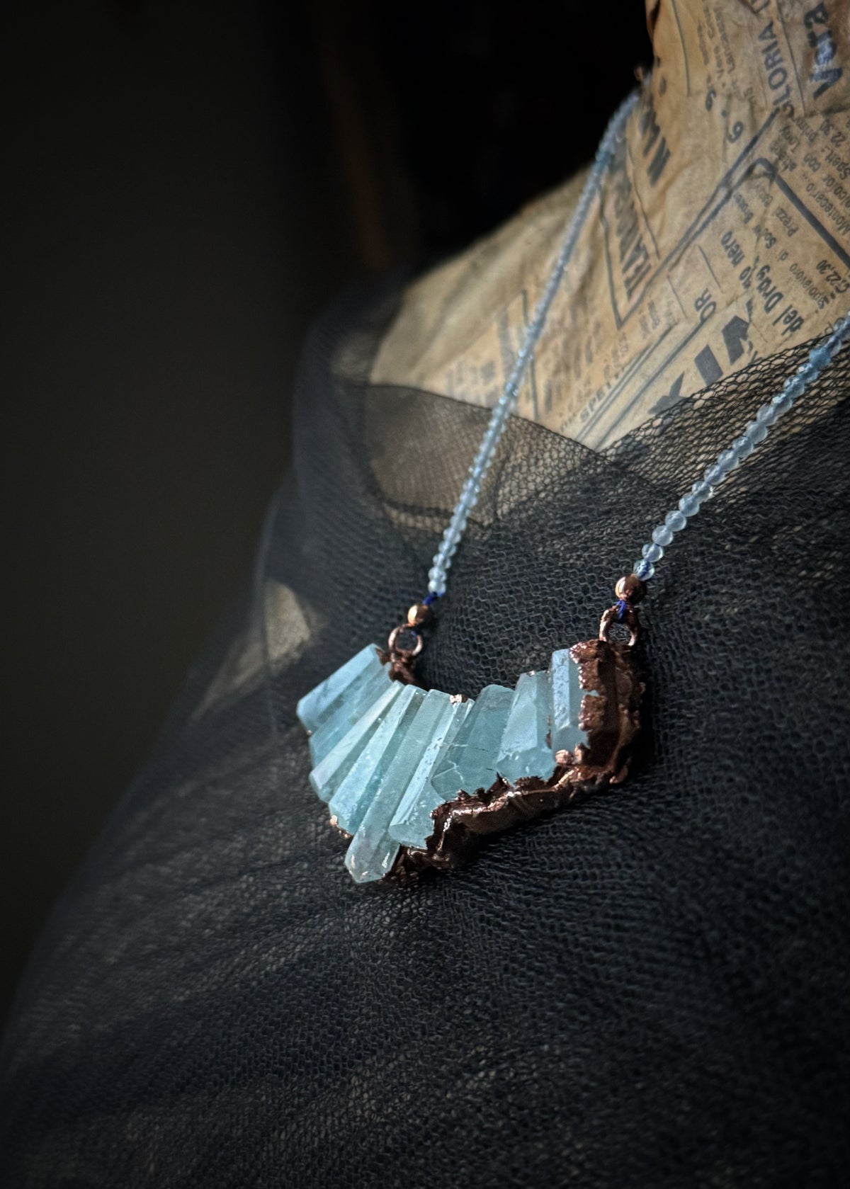 Collana in acquamarina con ciondolo scultoreo in rame - Pezzo unico