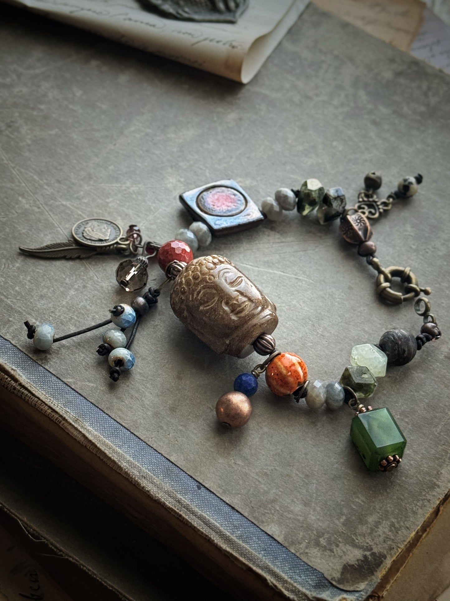 Bracciale con testa di Buddha, Pietre Miste e Ciondoli - Modello 02