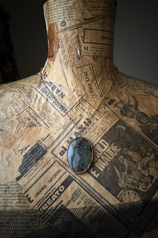 Ciondolo ovale con Prehnite con inclusioni di Epidoto