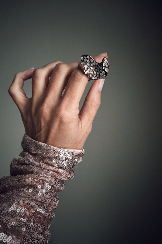 Anello scultoreo in rame con pavé di Herkimer mis.6