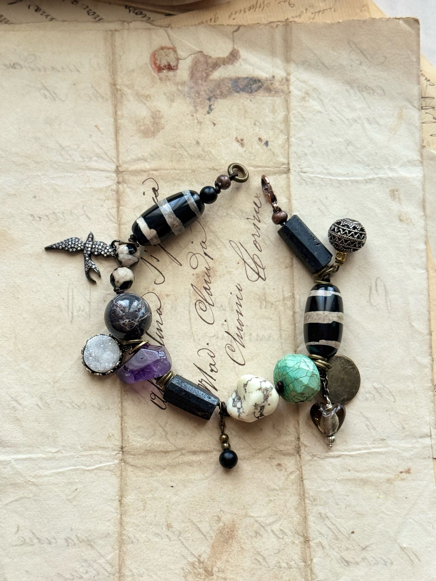 Bracciale con pietre scure e Ciondoli - Modello 05