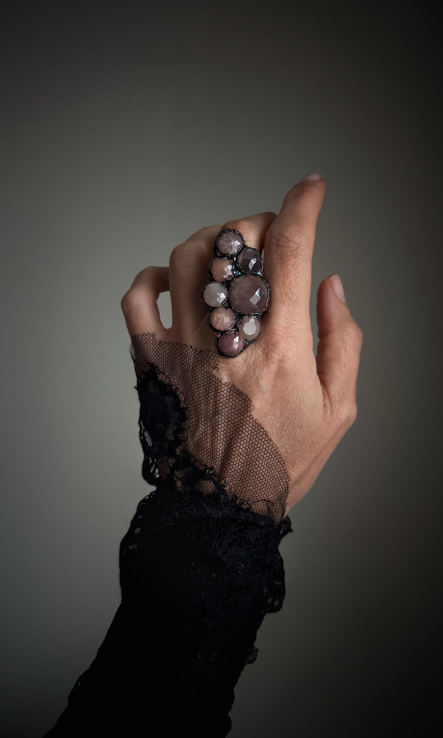 Anello scultoreo con Pietra del Sole. Mis. 17us