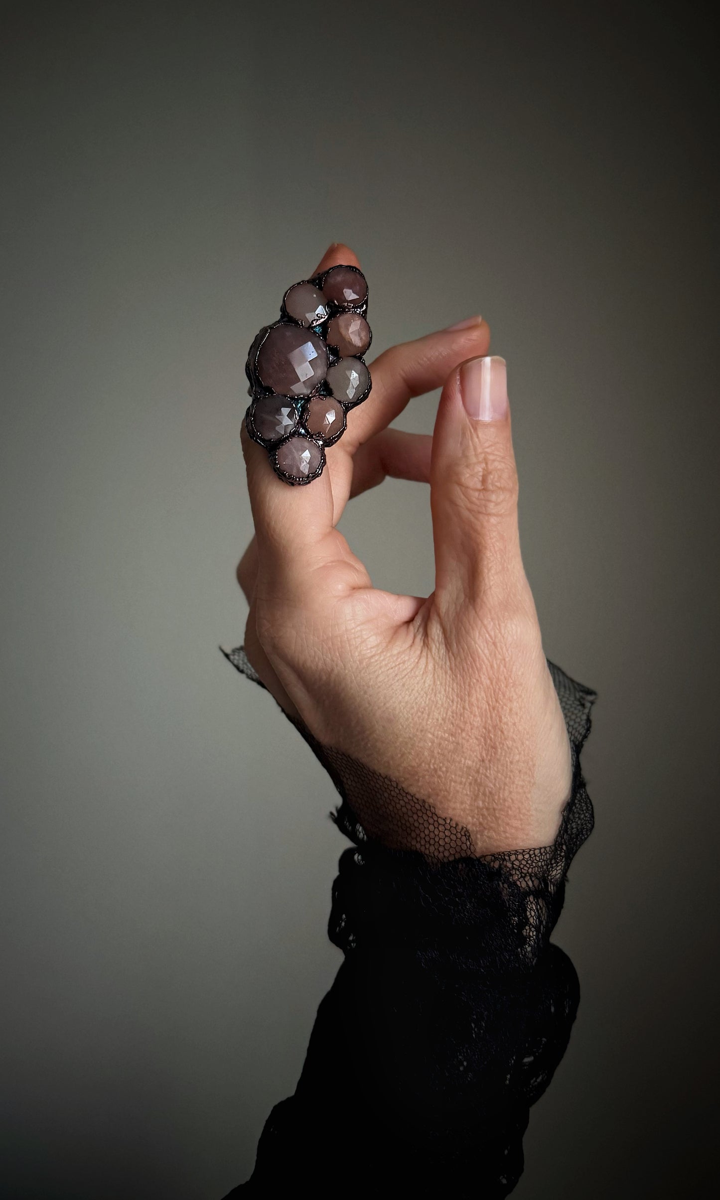 Anello scultoreo con Pietra del Sole. Mis. 17us