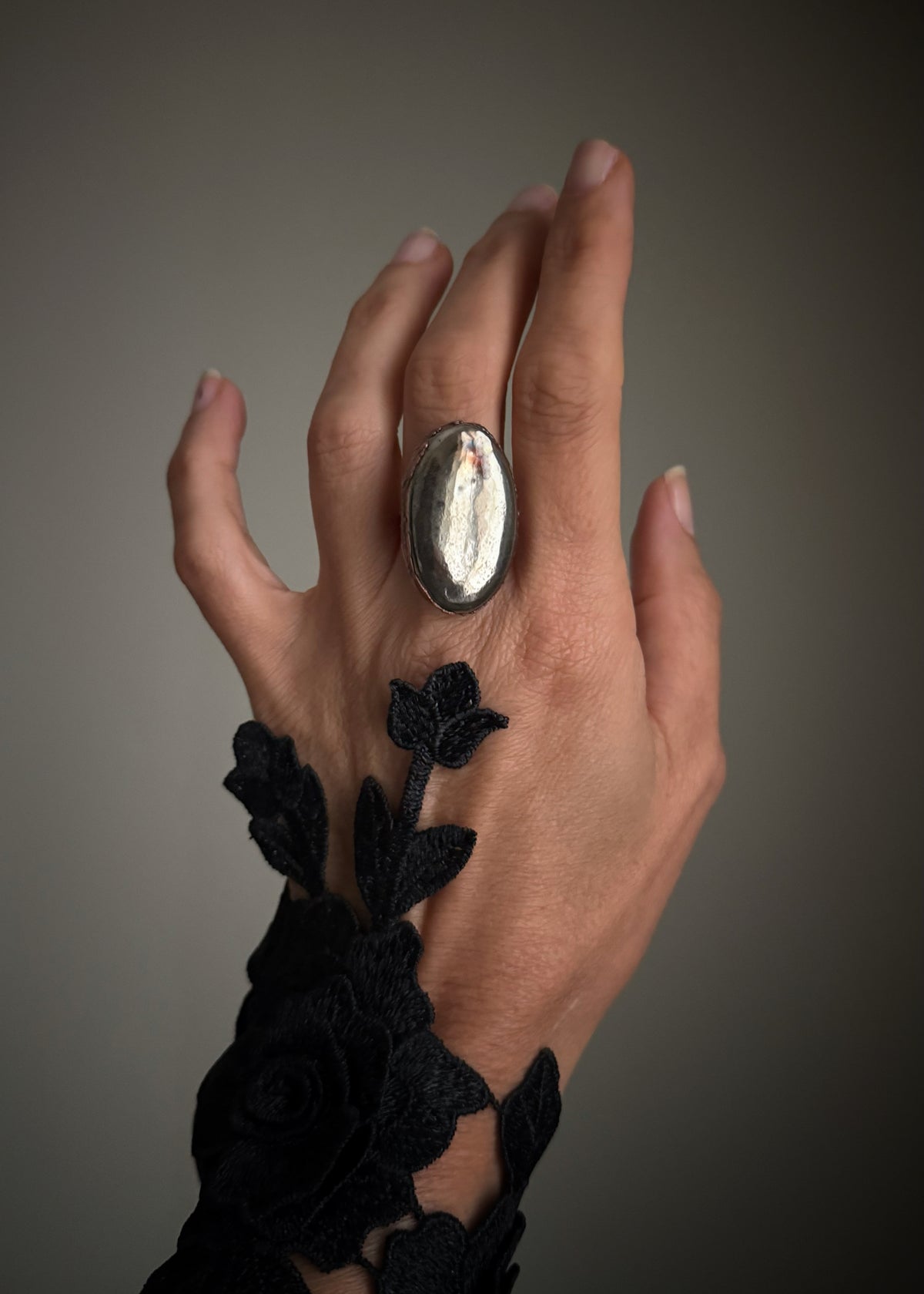 Anello in rame con pirite ovale indossato sulla mano, misura 8 US