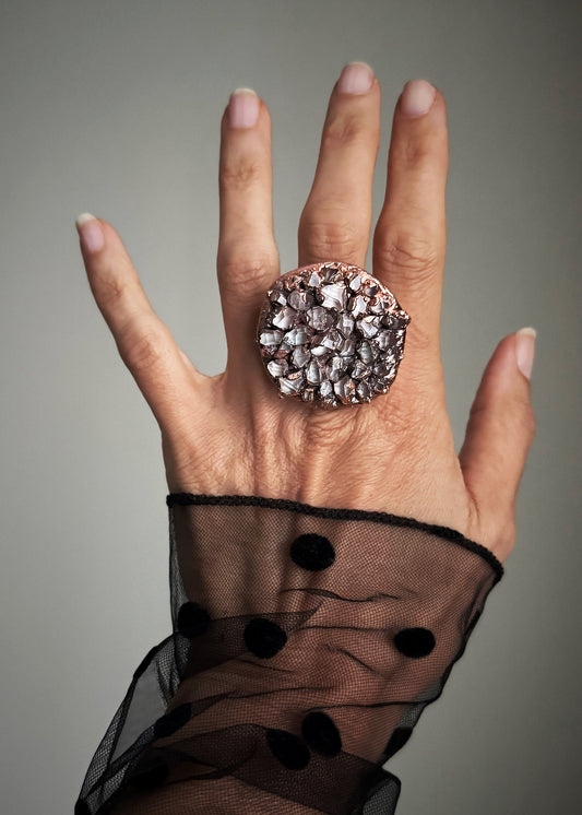 Anello in rame con pavé di piccoli quarzi Herkimer indossato sulla mano
