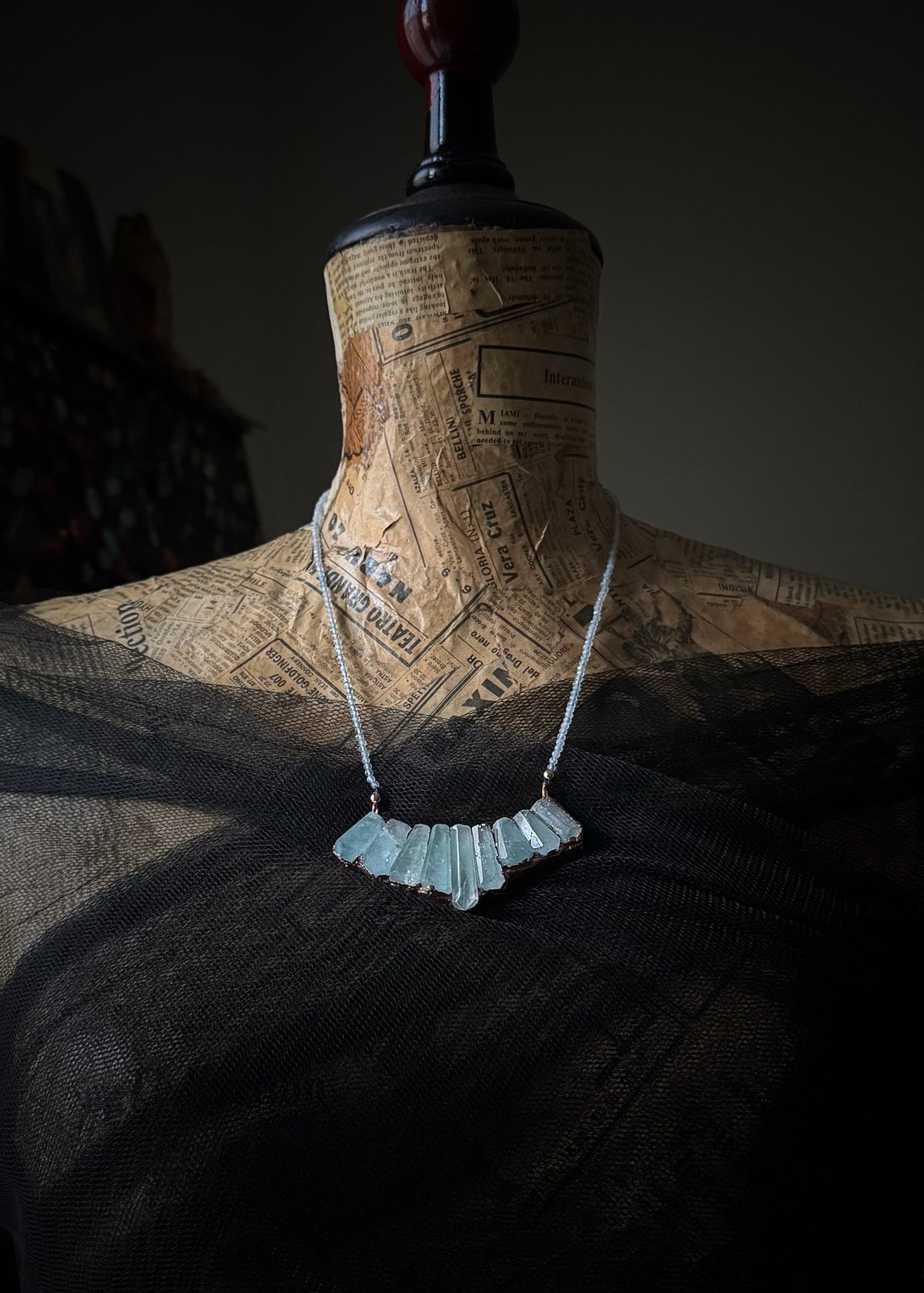 Collana in acquamarina con ciondolo scultoreo su manichino