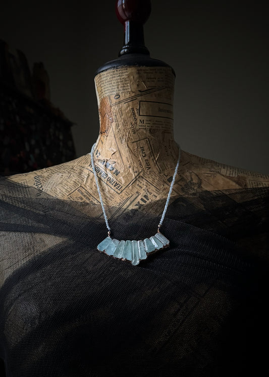 Collana in acquamarina con ciondolo scultoreo su manichino