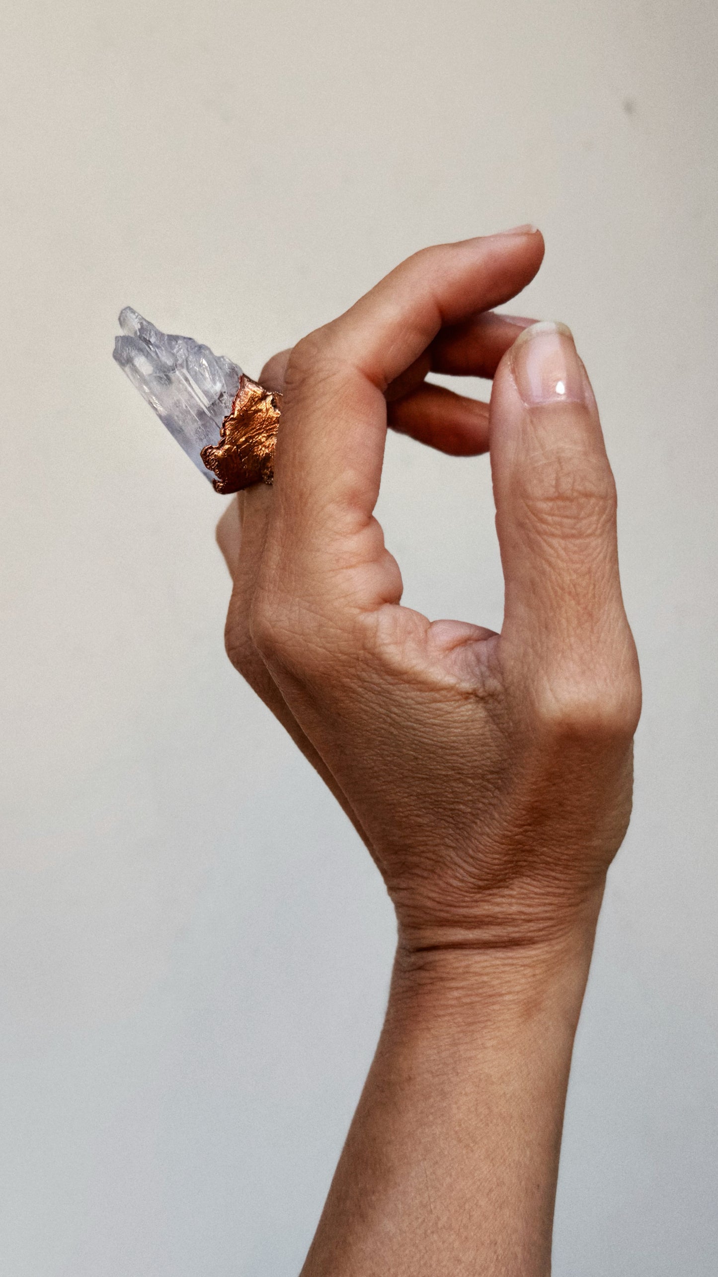 Anello con pietra grezza di Kunzite rosa mis.7