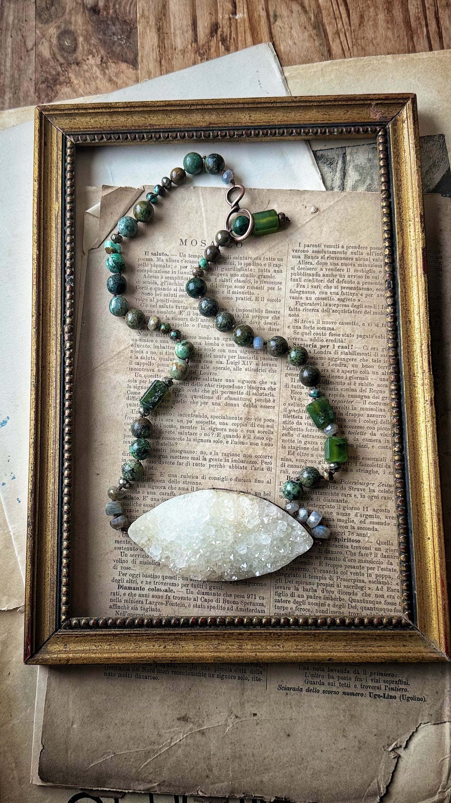 Collana con drusa di quarzo, turchesi e prehnite