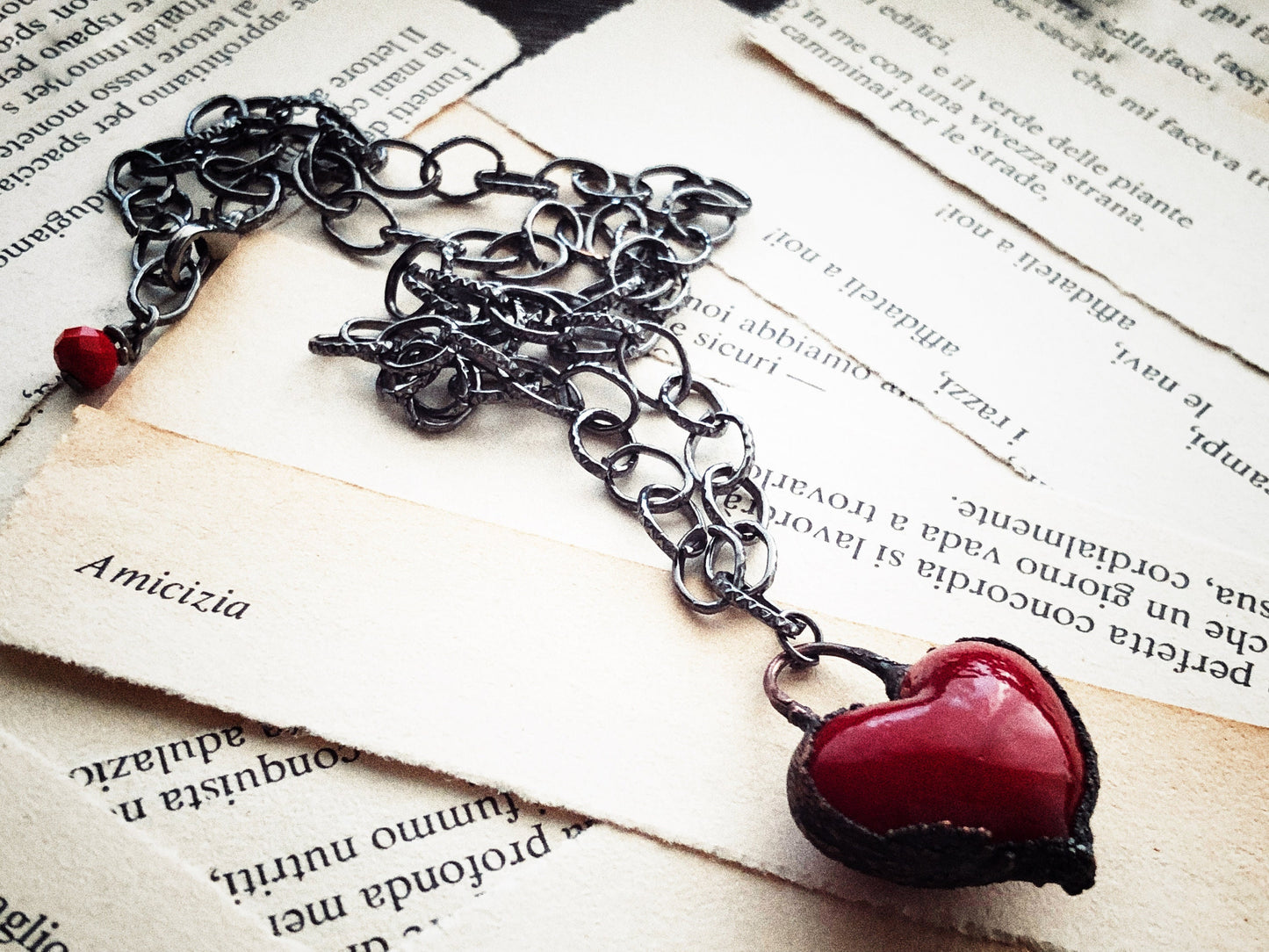 Collana iconica con cuore rosso intenso.