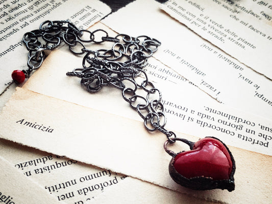 Collana iconica con cuore rosso intenso.