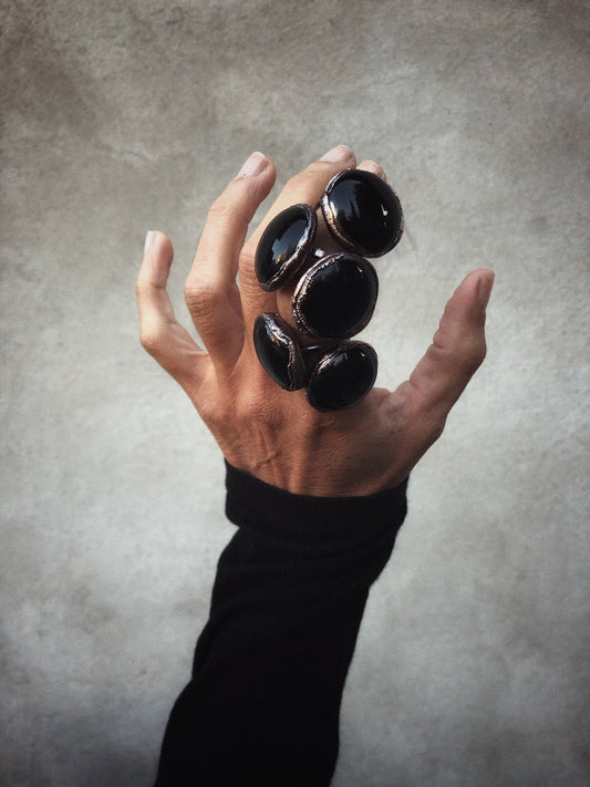 Anello con pietra rotonda di Agata nera
