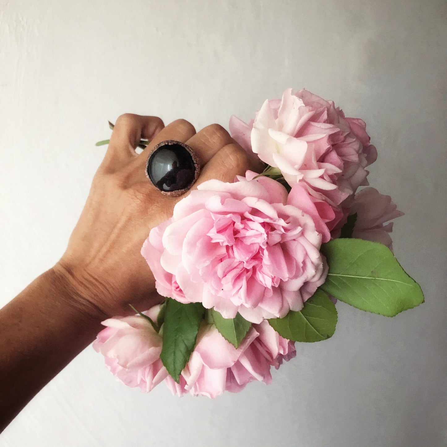 Anello con pietra rotonda di Agata nera