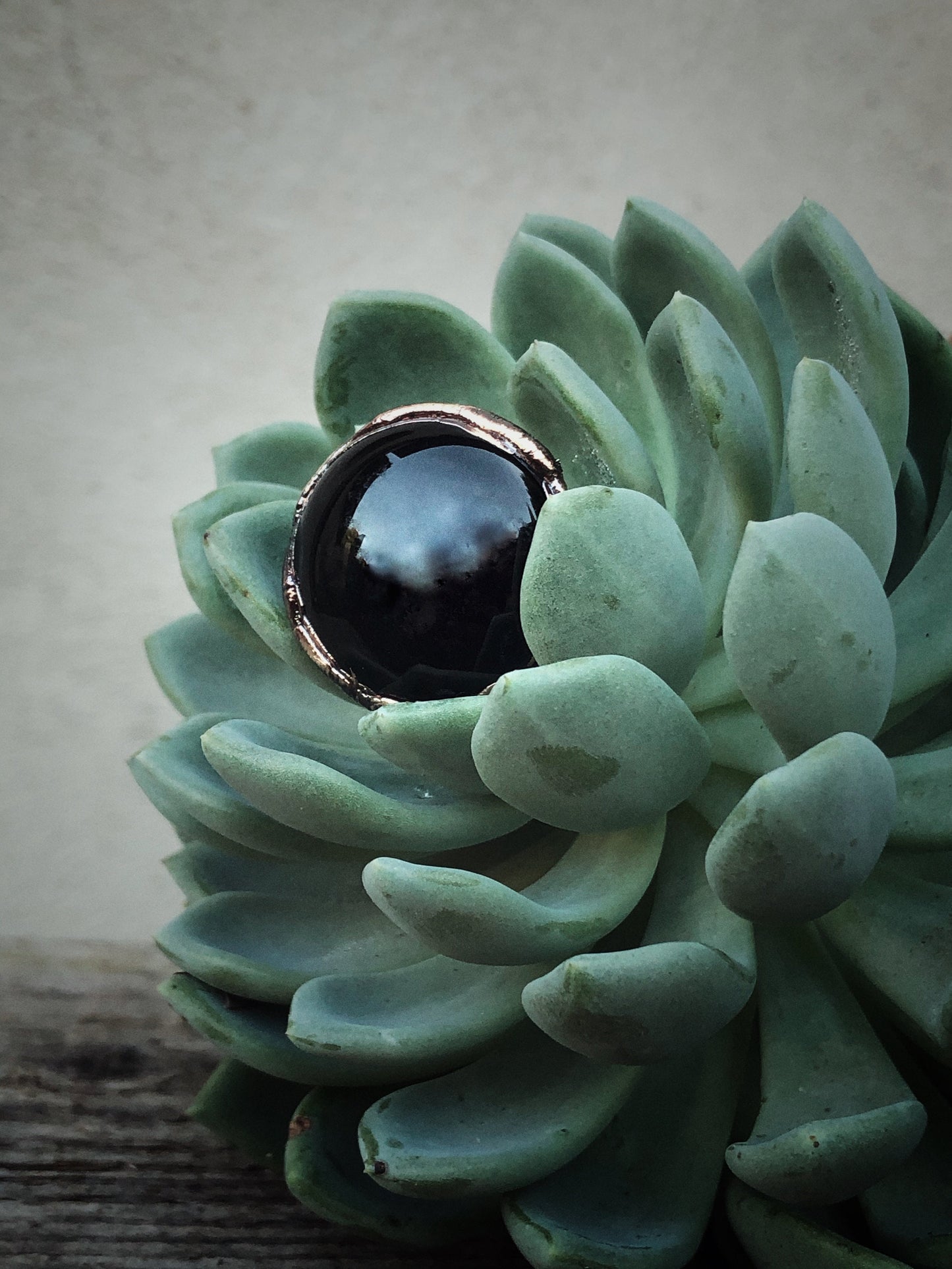 Anello con pietra rotonda di Agata nera