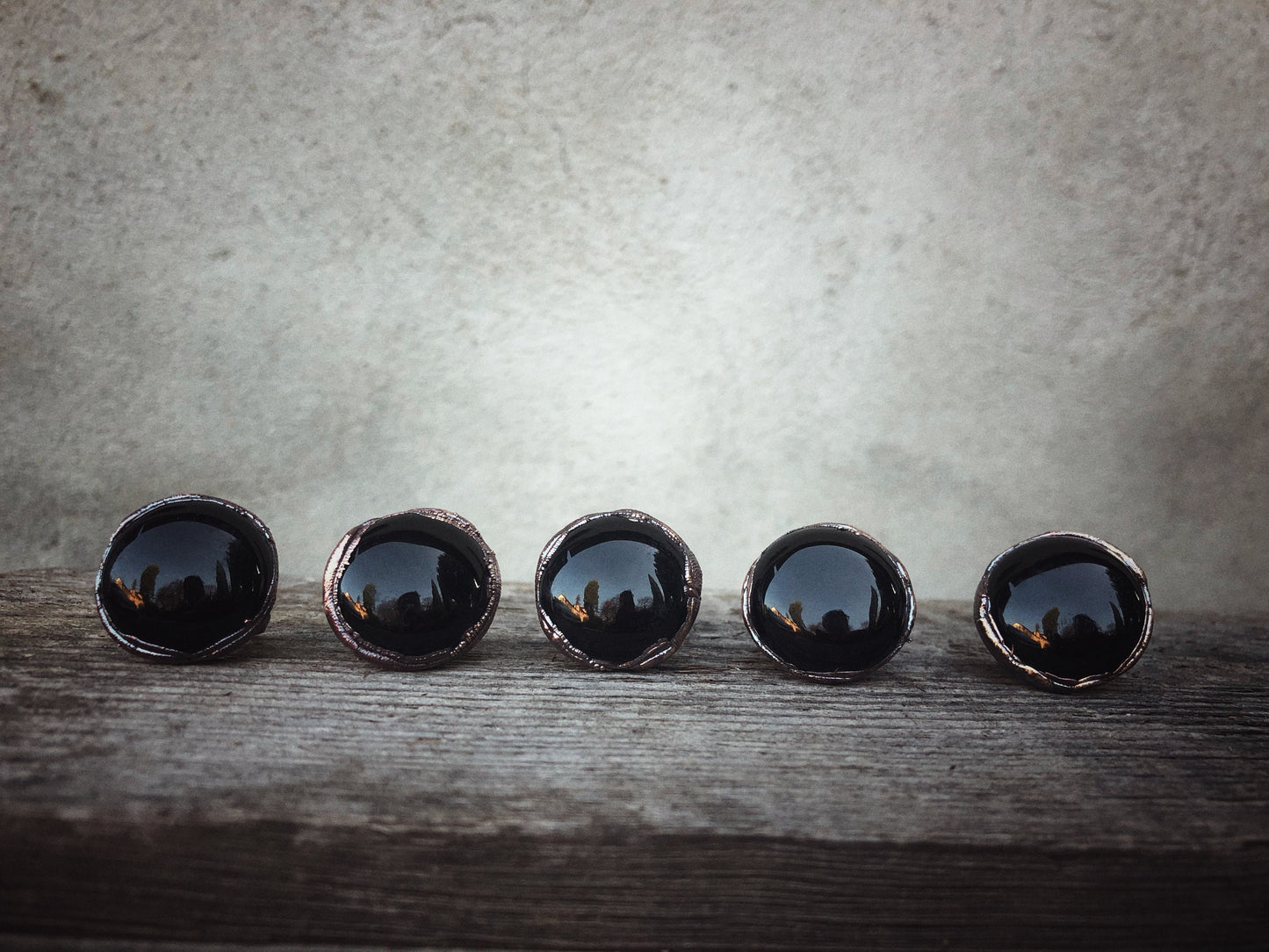 Anello con pietra rotonda di Agata nera