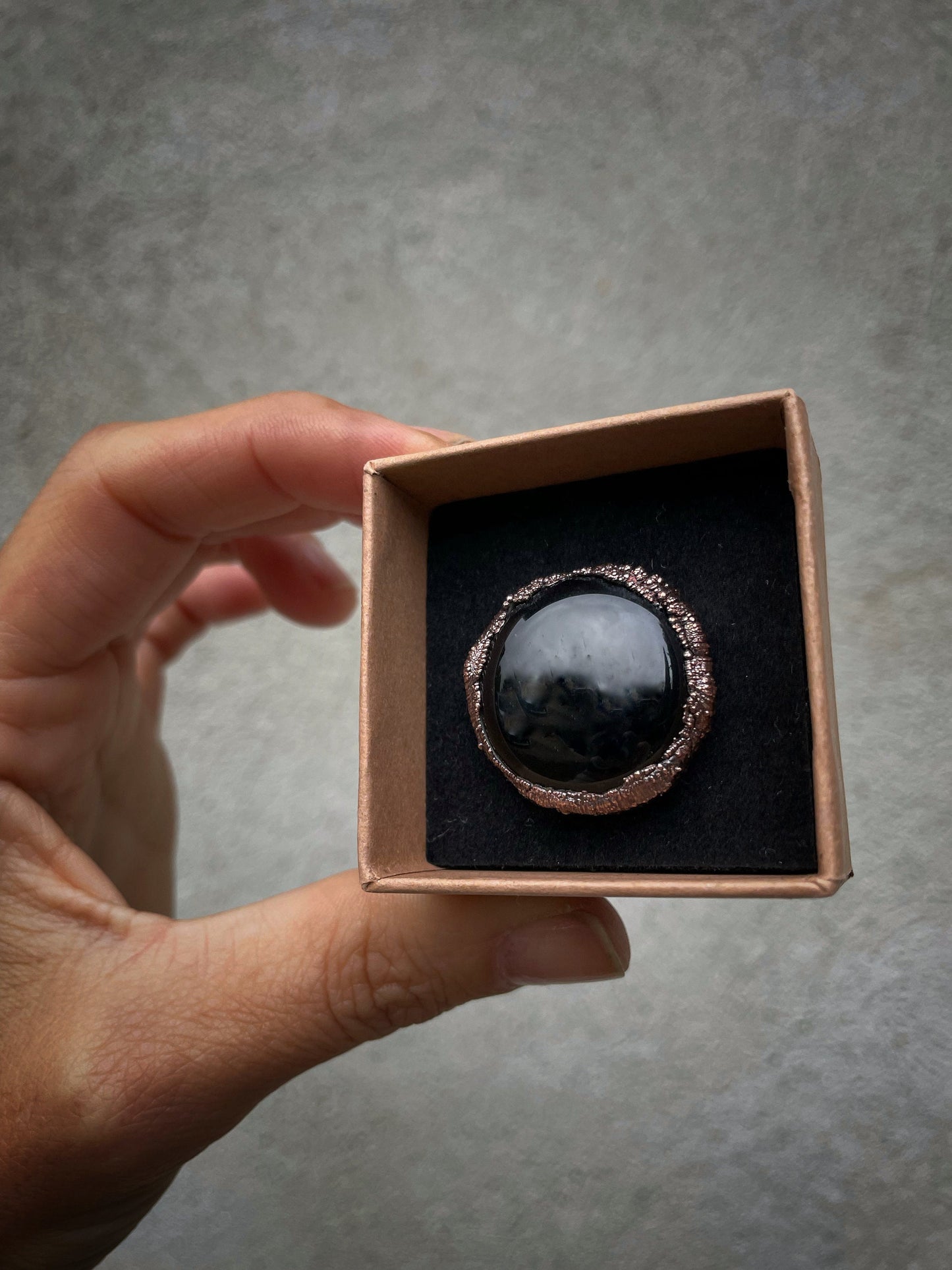 Anello con pietra rotonda di Agata nera