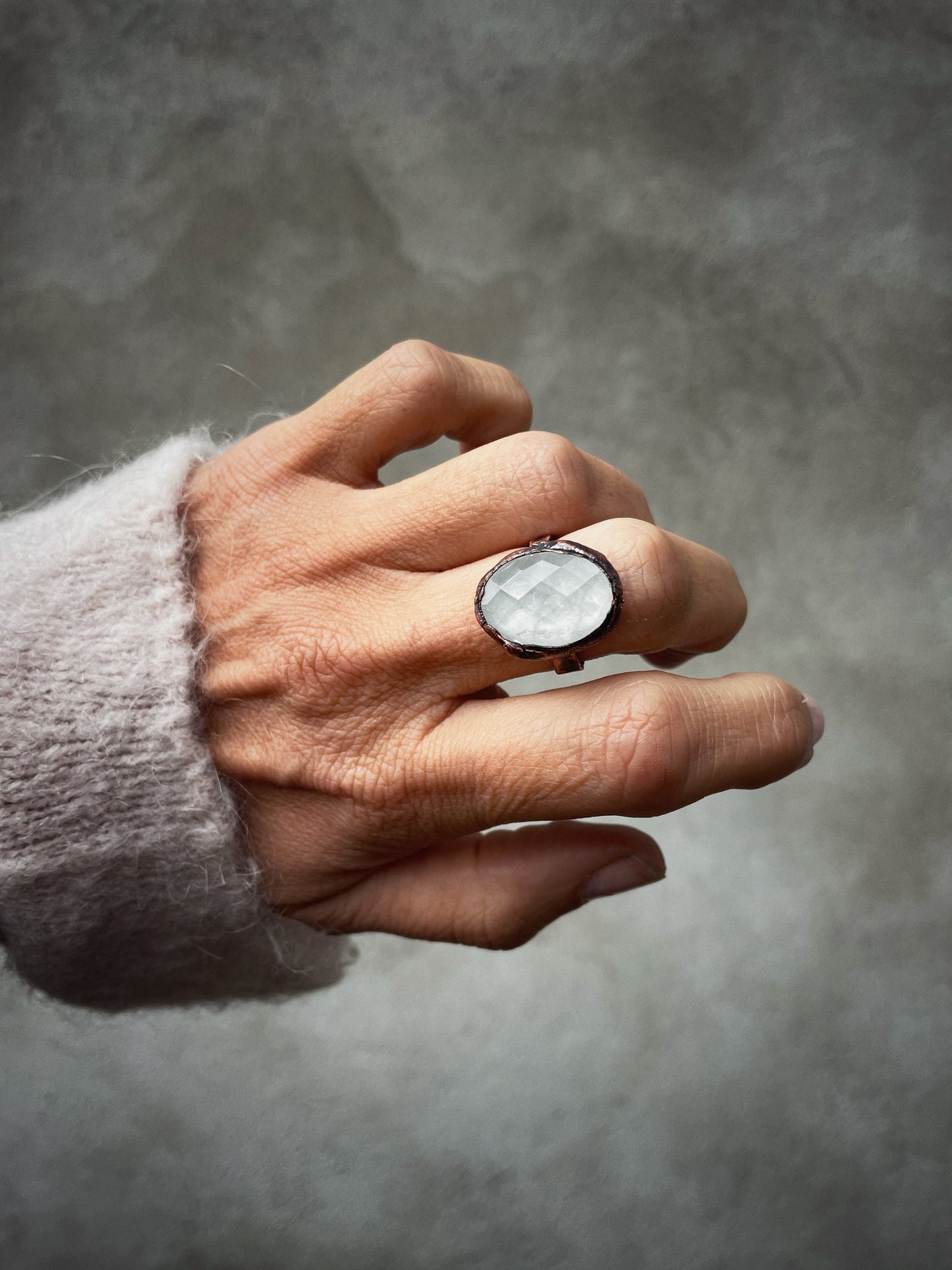 Anello con pietra di quarzo ialino.