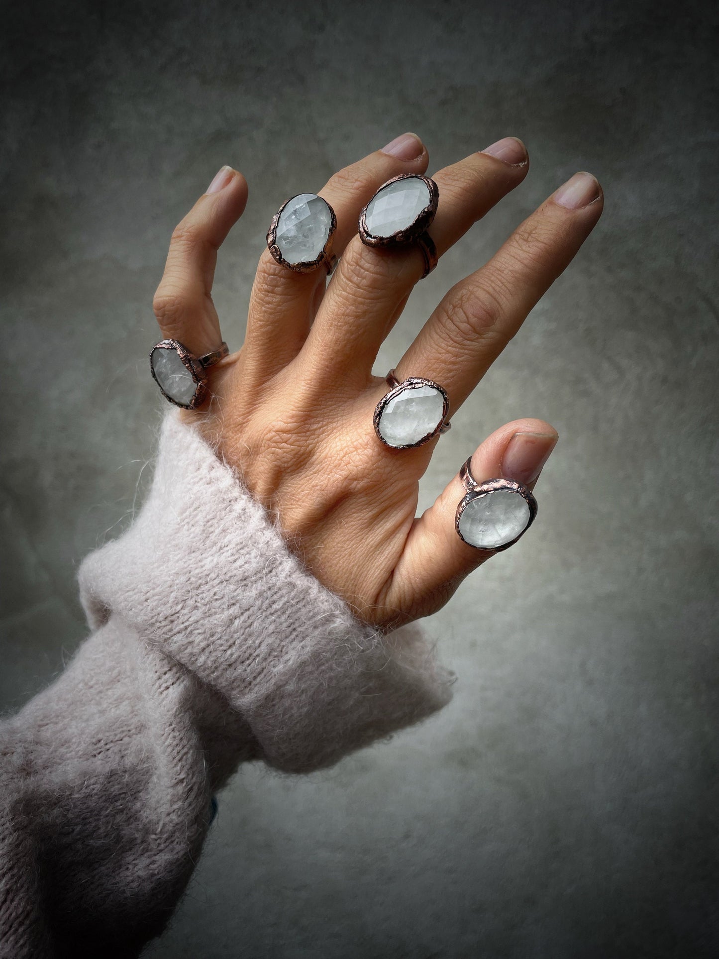 Anello con pietra di quarzo ialino.