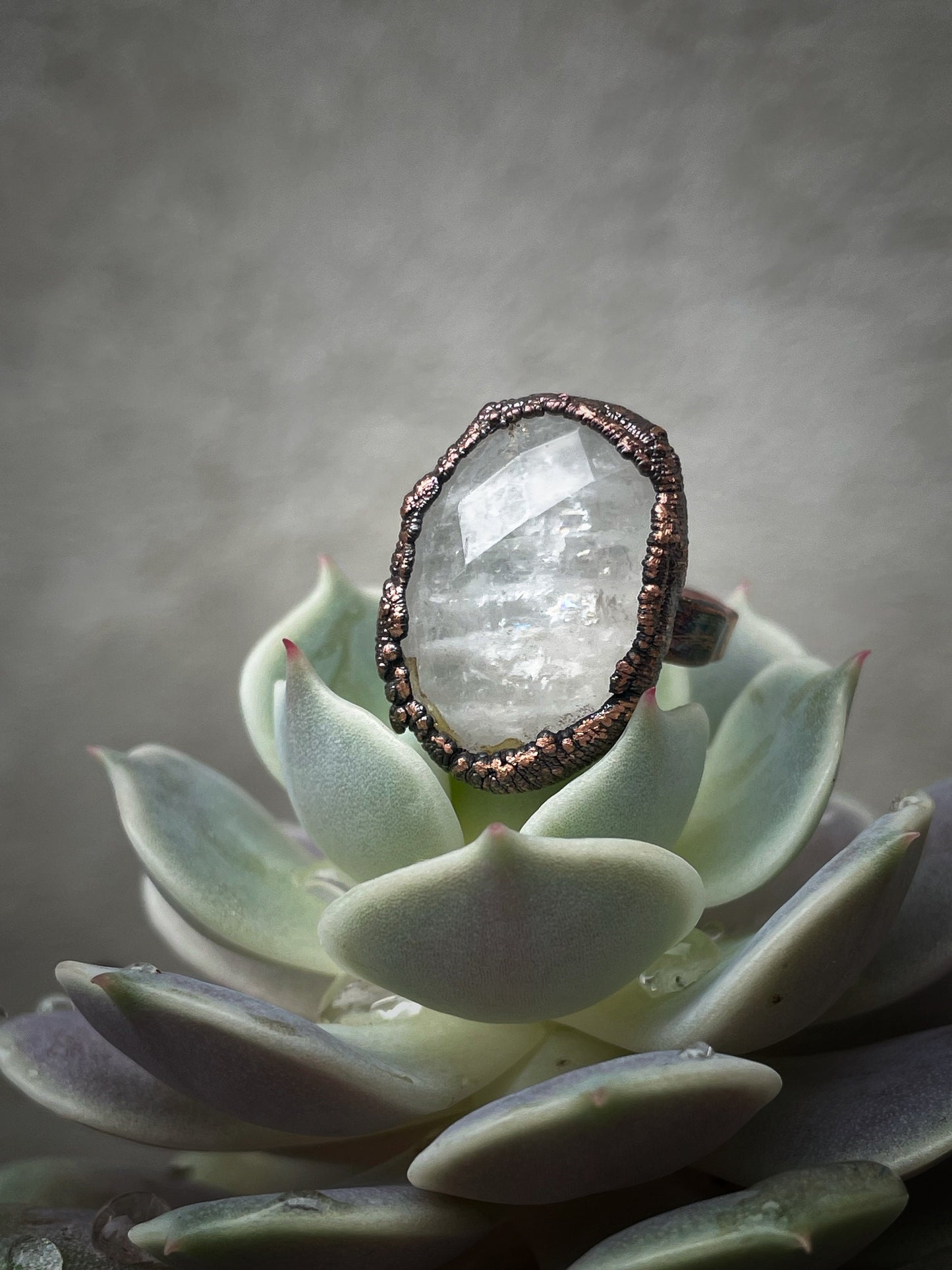Anello con pietra di quarzo ialino.