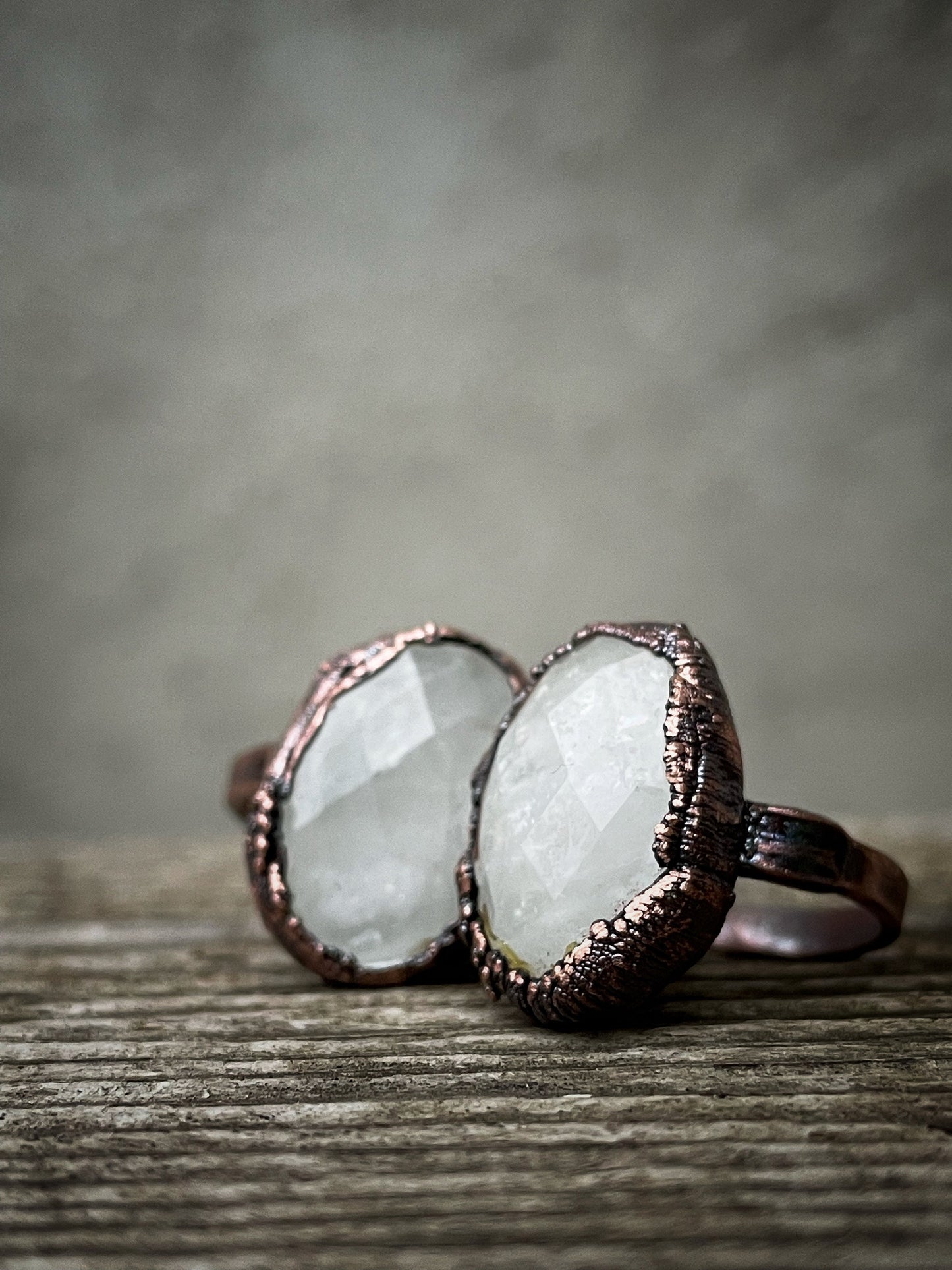 Anello con pietra di quarzo ialino.