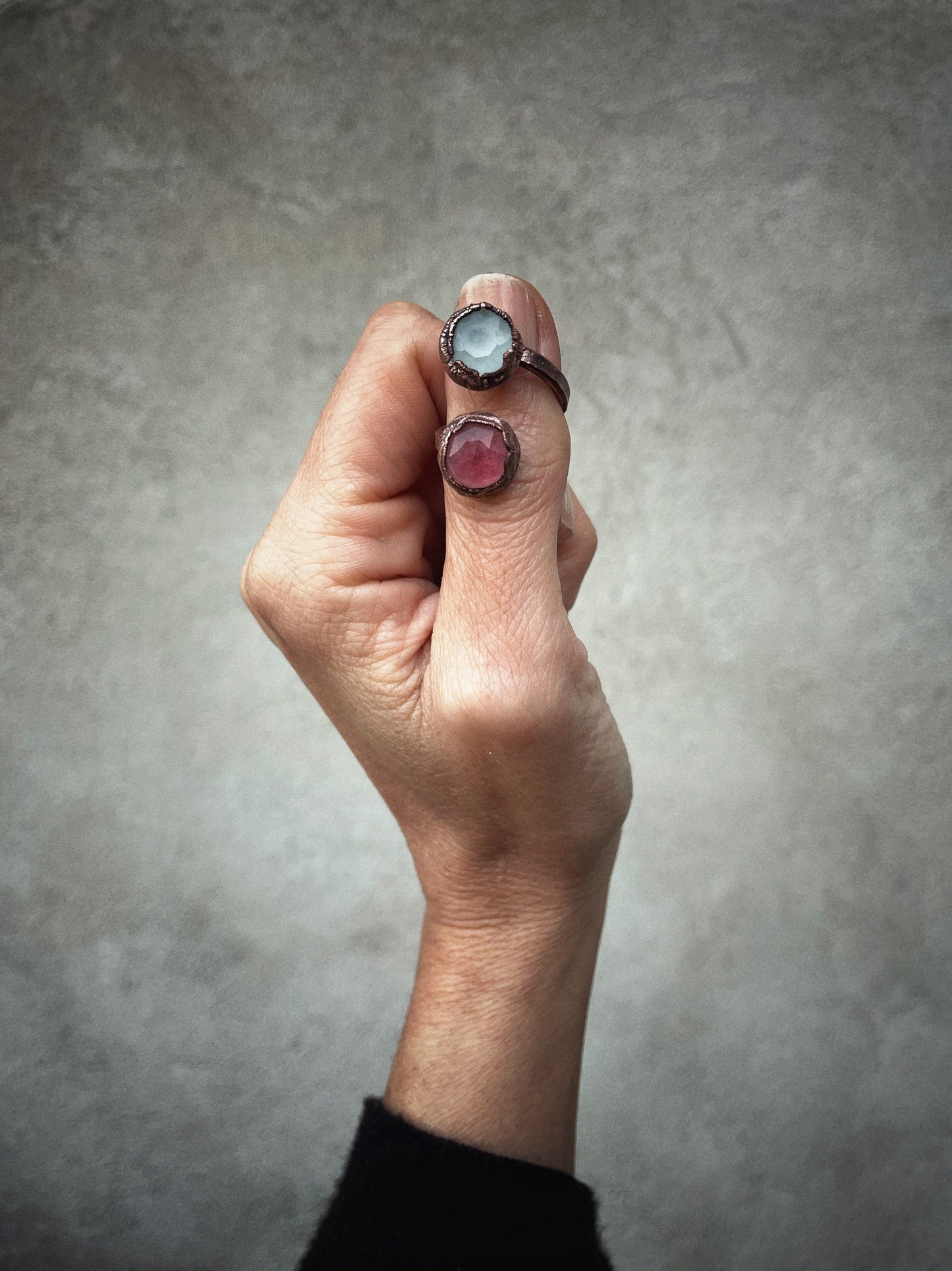 Anello aperto regolabile con tormalina rossa e acquamarina