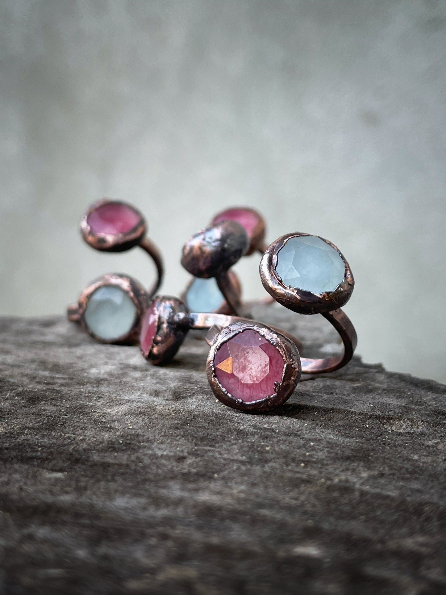 Anello aperto regolabile con tormalina rossa e acquamarina
