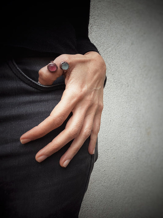 Anello aperto regolabile con tormalina rossa e acquamarina