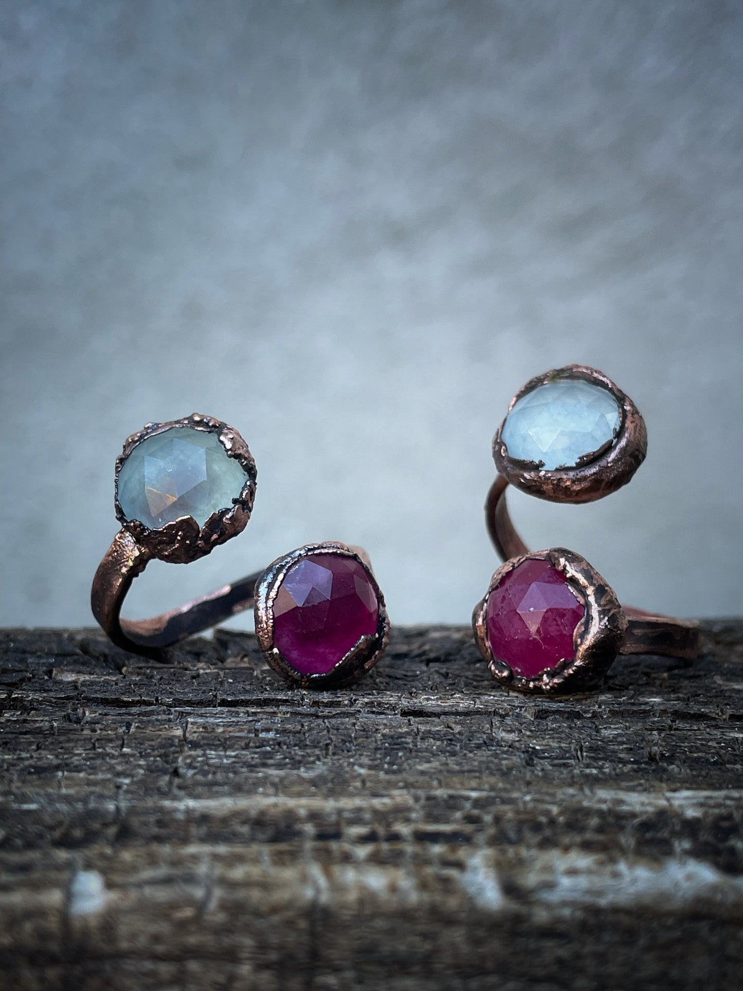 Anello aperto regolabile con tormalina rossa e acquamarina