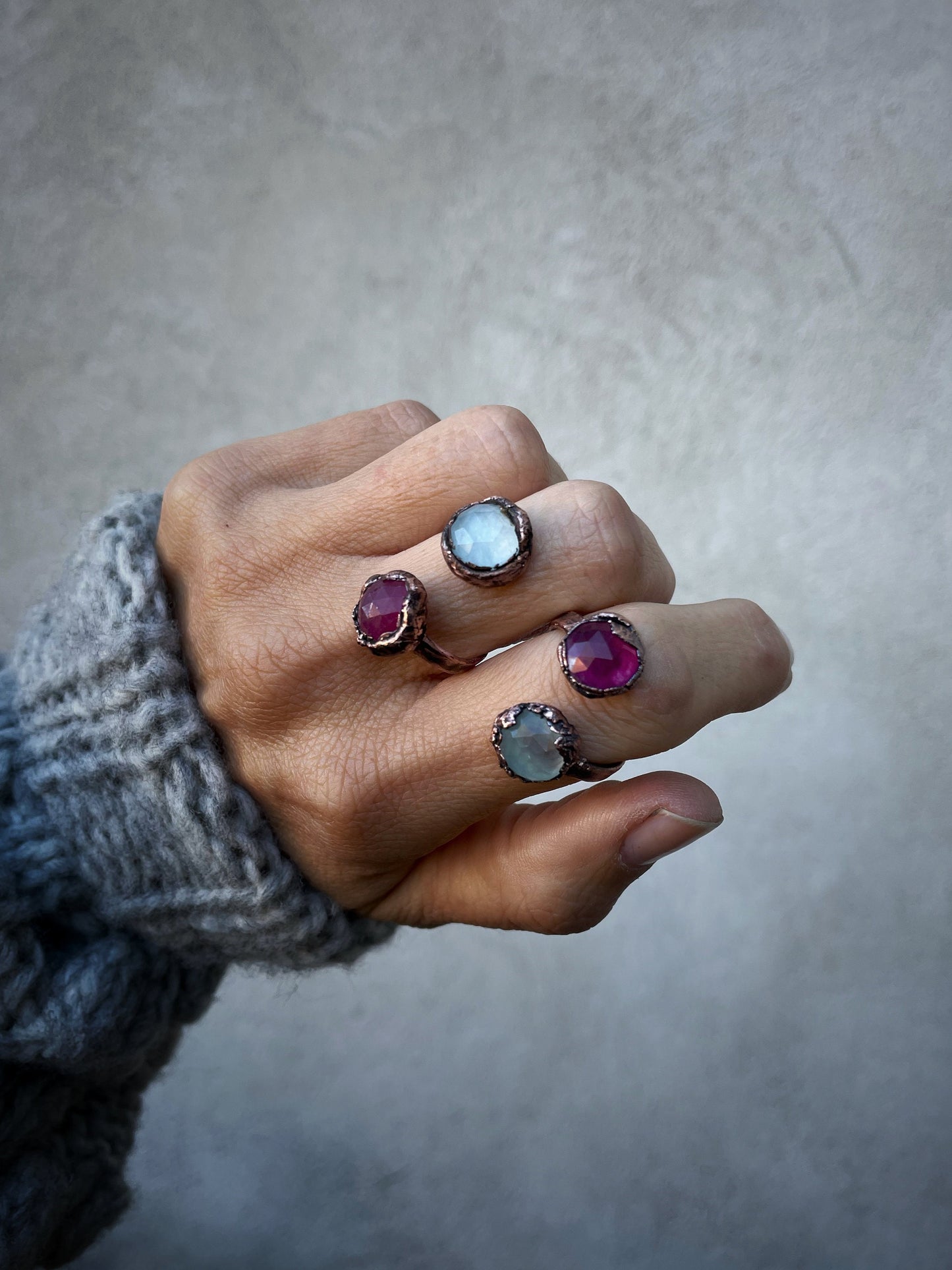 Anello aperto regolabile con tormalina rossa e acquamarina