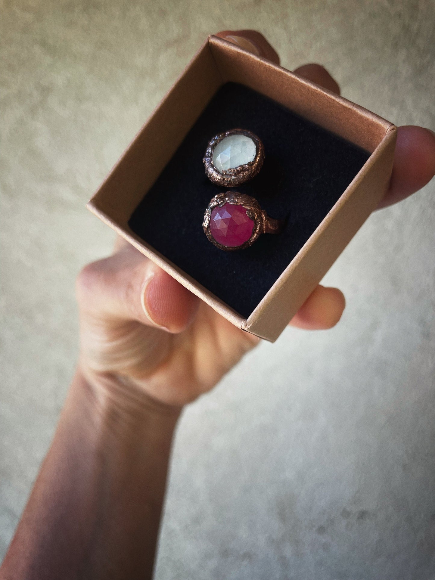 Anello aperto regolabile con tormalina rossa e acquamarina