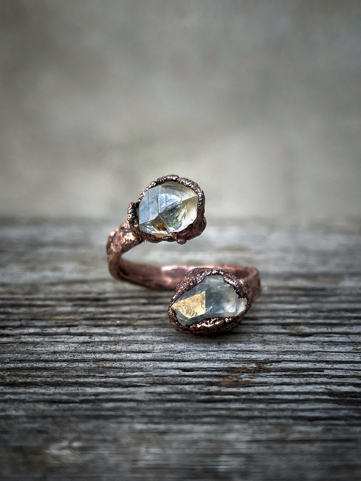 Anello contrarié con diamanti di Herkimer