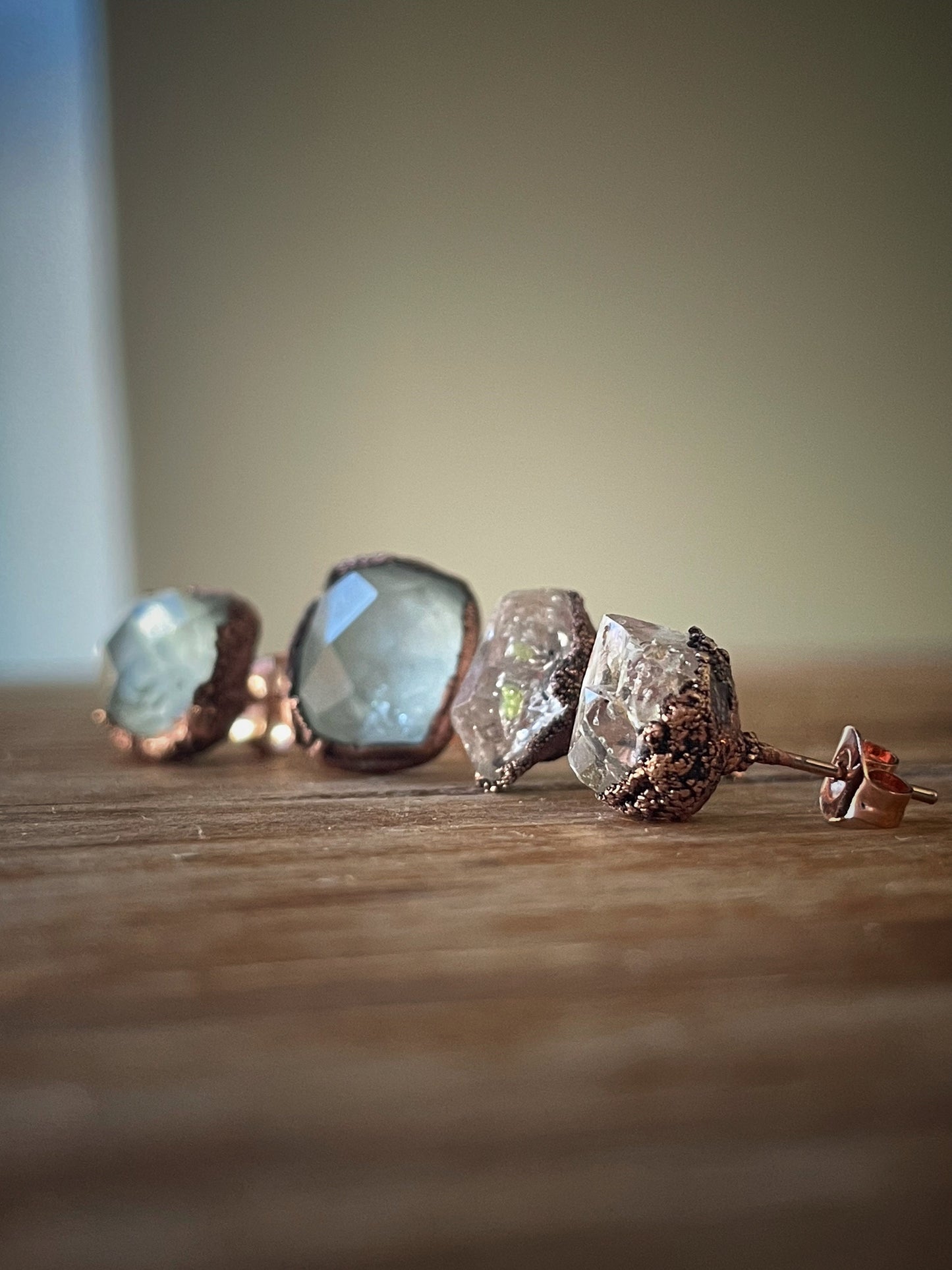 Orecchini punto luce con diamanti di Herkimer.