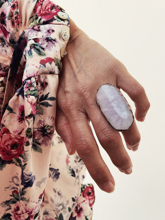 Anello con grande quarzo rosa