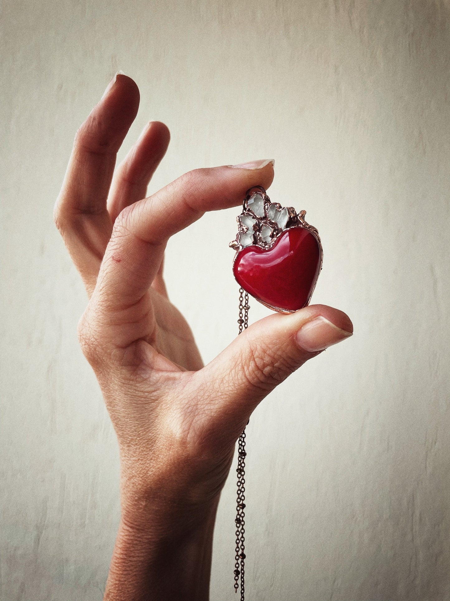 Collana Ex voto con quarzo di Herkimer e cuore rosso