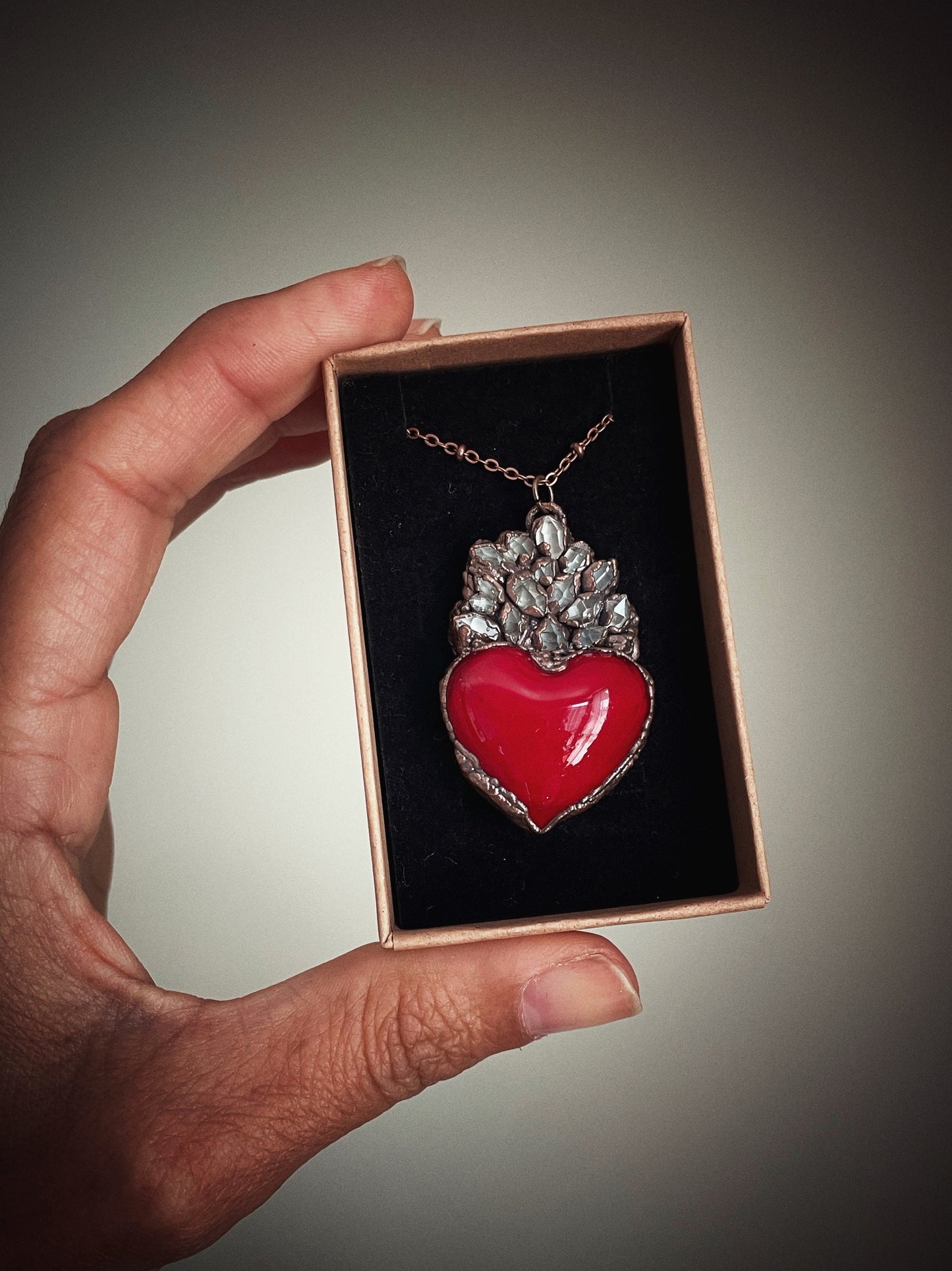 Collana Ex voto con quarzo di Herkimer e cuore rosso
