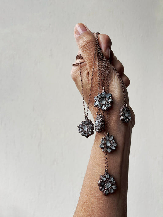 Collana con fiore in quarzo di Herkimer