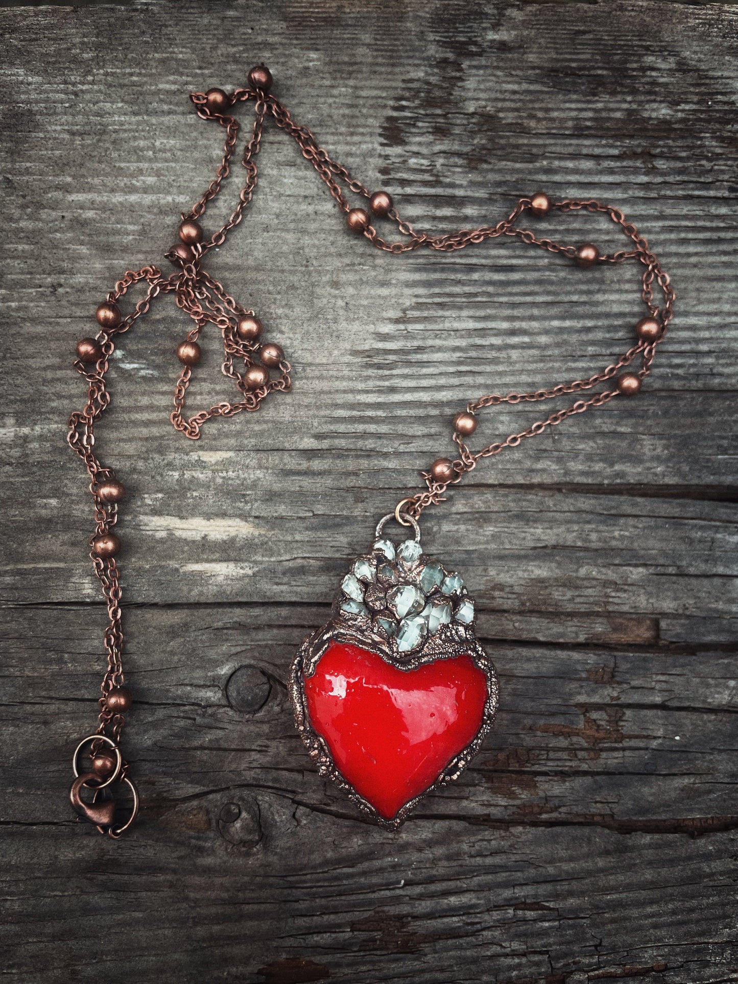 Collana Ex voto con quarzo di Herkimer e cuore rosso
