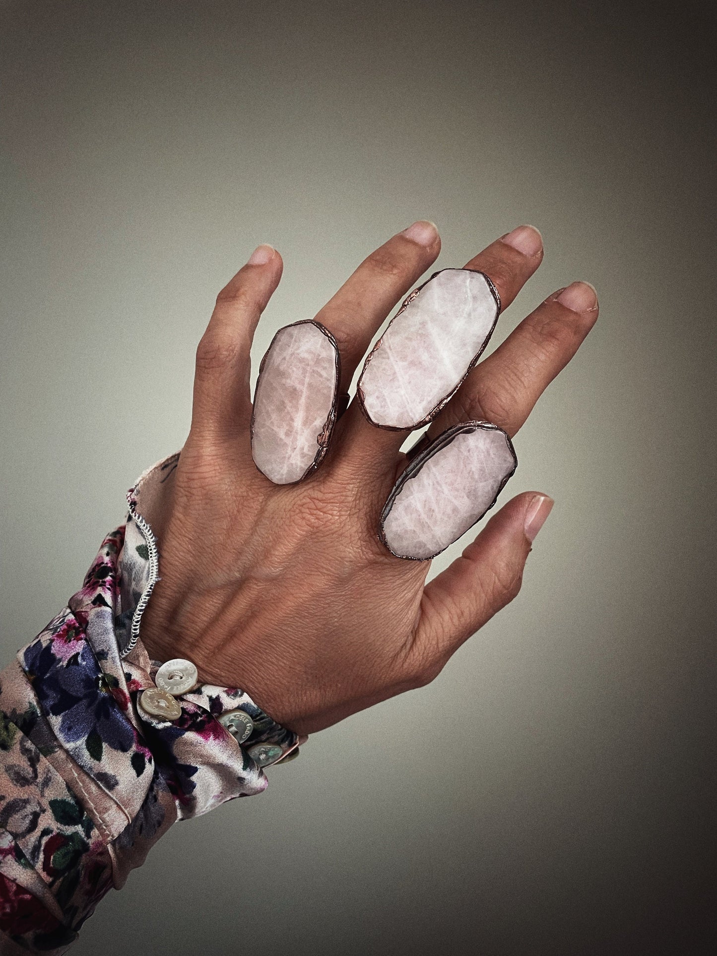 Anello con grande quarzo rosa